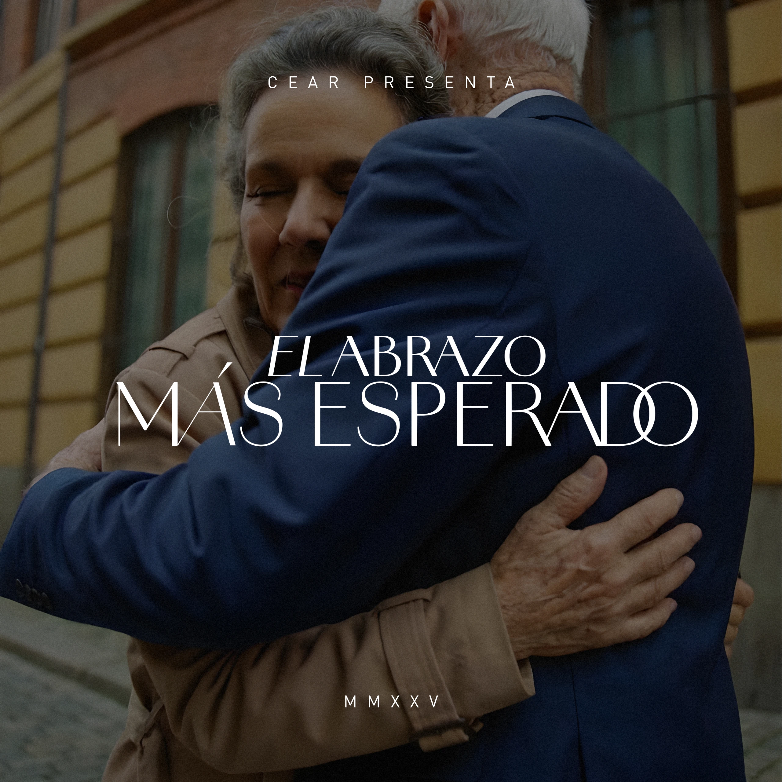 Cartel de la campaña con dos personas abrazándose y el título El Abrazo Más Esperado.