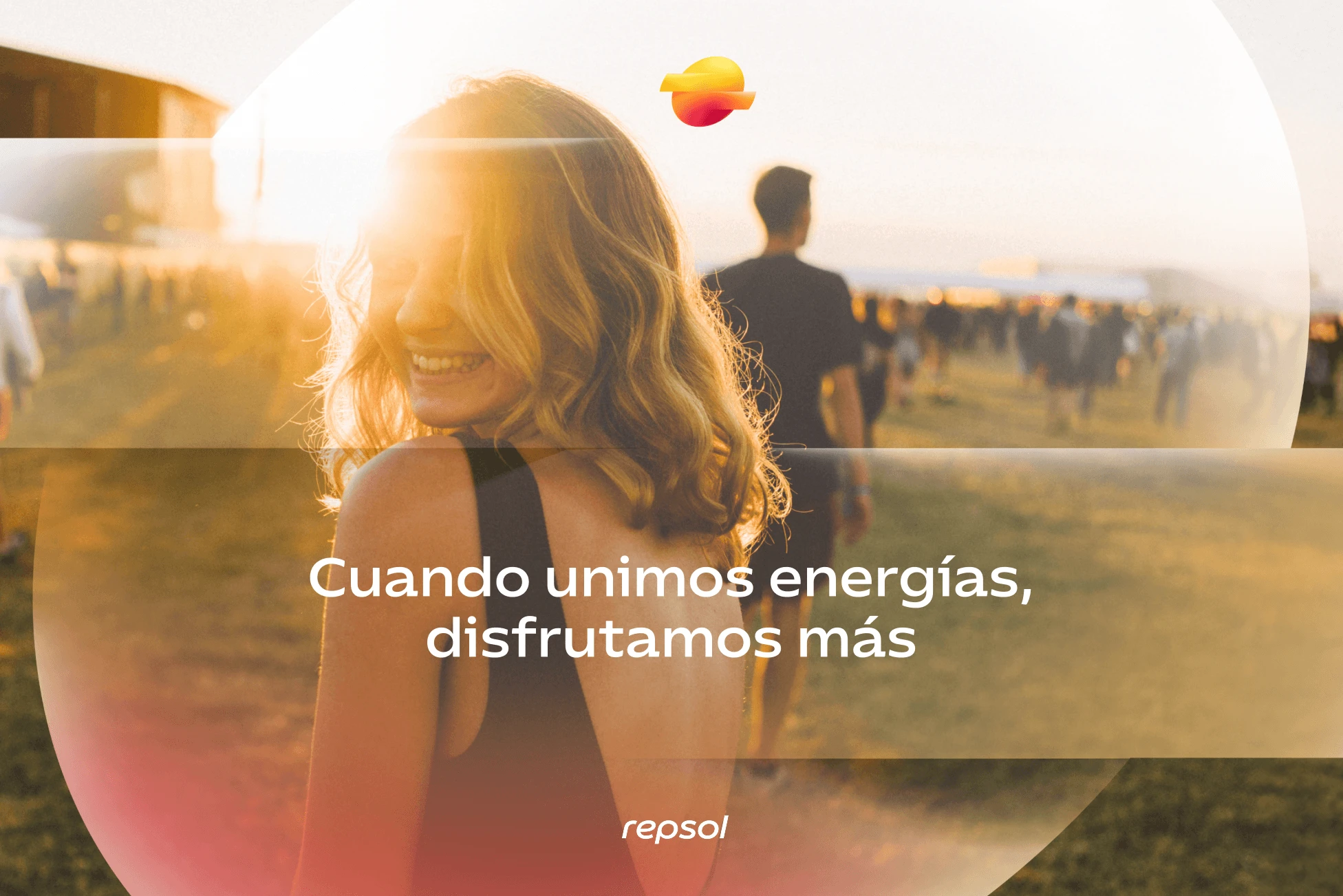 Creatividad de Repsol con una mujer en un festival y el titular Cuando unimos energías, disfrutamos más.