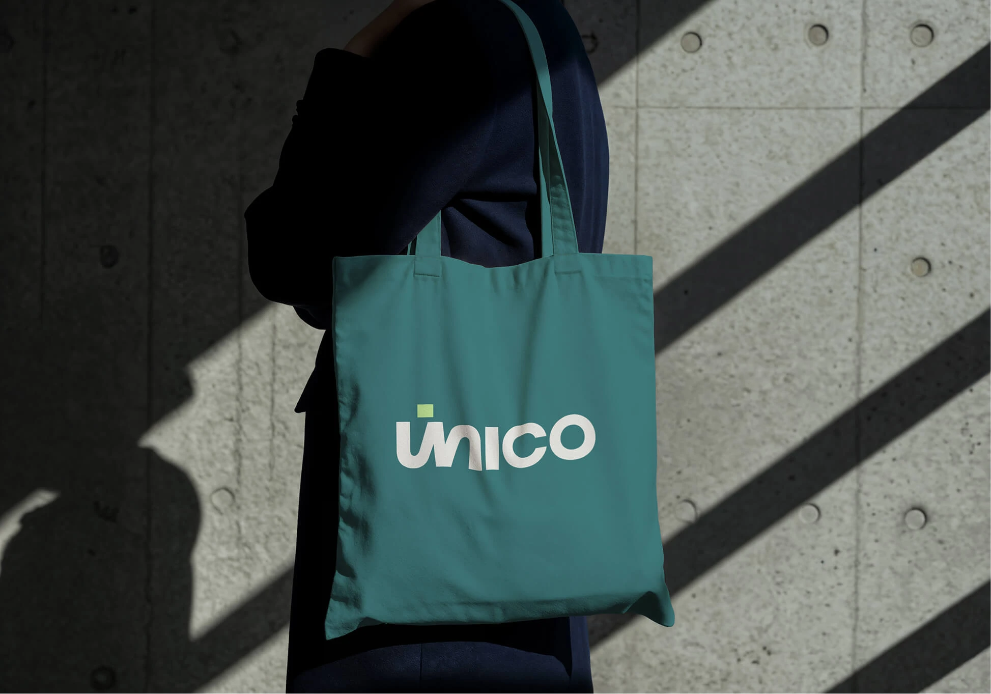 Tote bag verde con el logotipo de Único.
